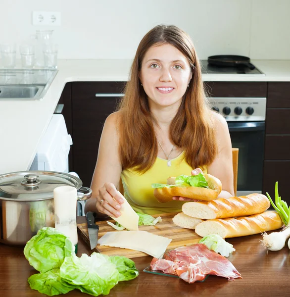 Chica cocinar sándwiches españoles —  Fotos de Stock
