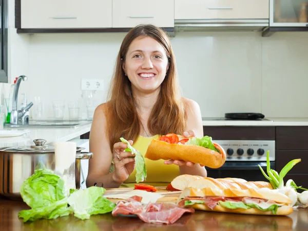 Mulher feliz cozinhar sanduíches — Fotografia de Stock