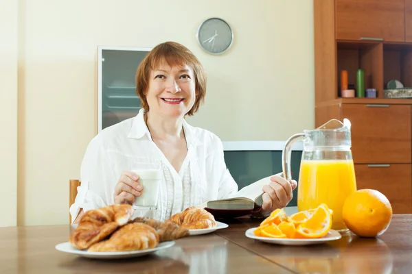 Olgun bir kadın kahvaltı yapıyor. — Stok fotoğraf