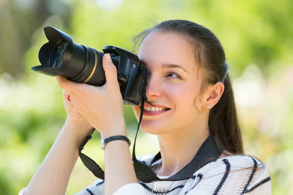 Flicka med photocamera på park — Stockfoto