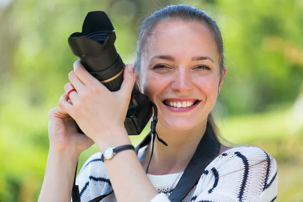 Flicka med photocamera på park — Stockfoto