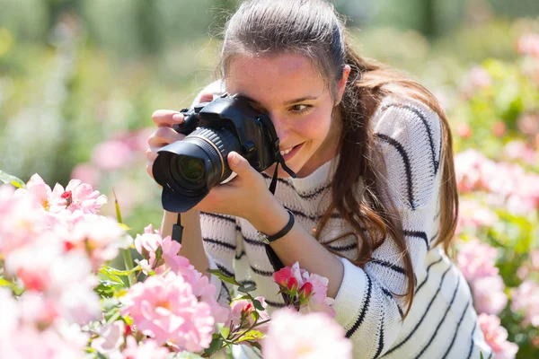 Kvinnliga med foto — Stockfoto