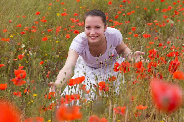 Girl outdoor in poppies plant — Stock Photo, Image