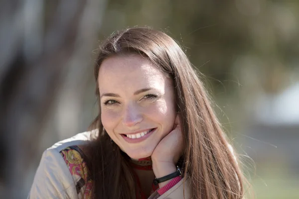 Ragazza nel parco soleggiato — Foto Stock