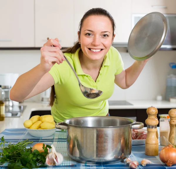 Casalinga che cucina la minestra a cucina — Foto Stock