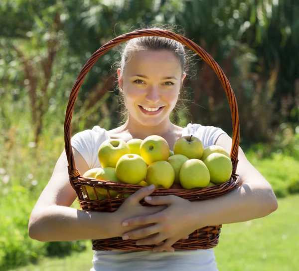Дівчина з кошиком з яблуками — стокове фото