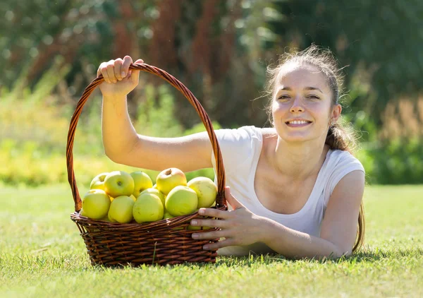 Дівчина з яблуками в саду — стокове фото