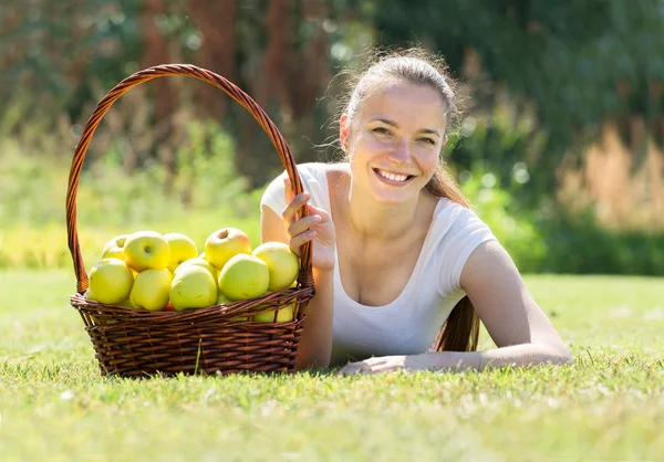 Kız bahçede elma hasat ile — Stok fotoğraf