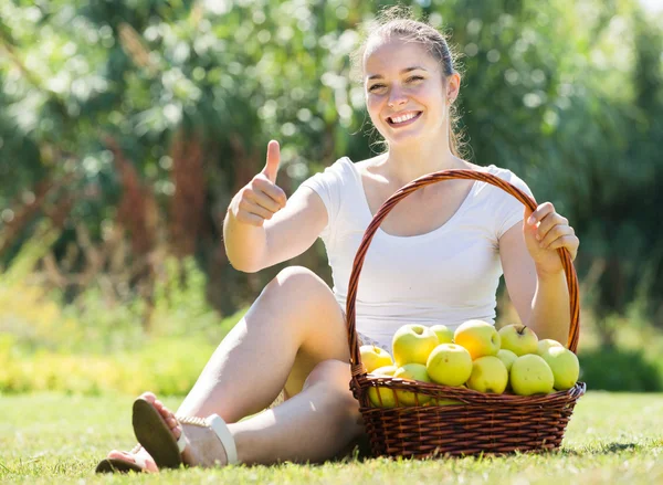 Ragazza con mele raccolto in giardino — Foto Stock