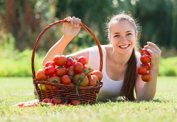 Donna con raccolto di pomodoro — Foto Stock