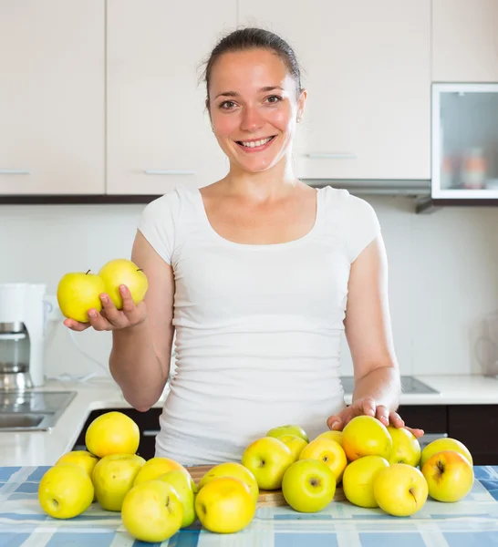 Chica prepara comida saludable en la cocina —  Fotos de Stock