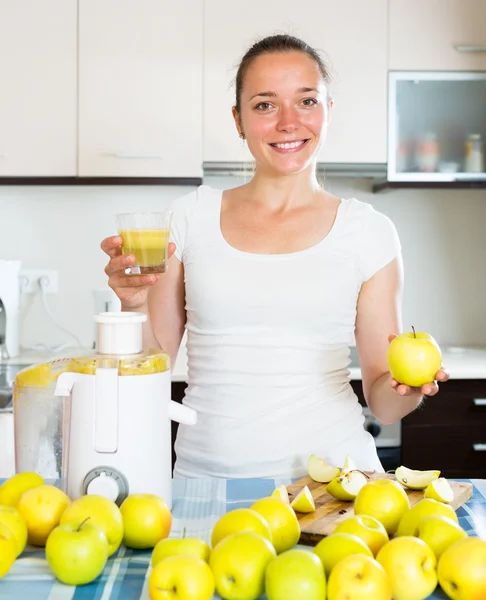 Mujer preparando jugo de manzana fresco —  Fotos de Stock