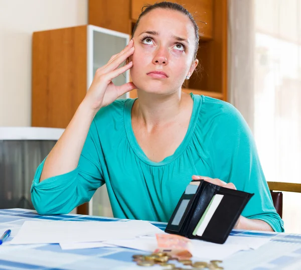 Nachdenkliches Mädchen sitzt mit ihren Rechnungen — Stockfoto