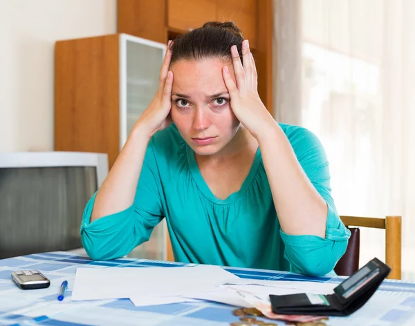 Porträt einer Frau mit leerem Geldbeutel — Stockfoto