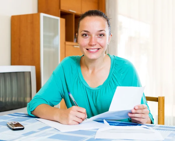 Girl filling out tax forms — Stock Photo, Image