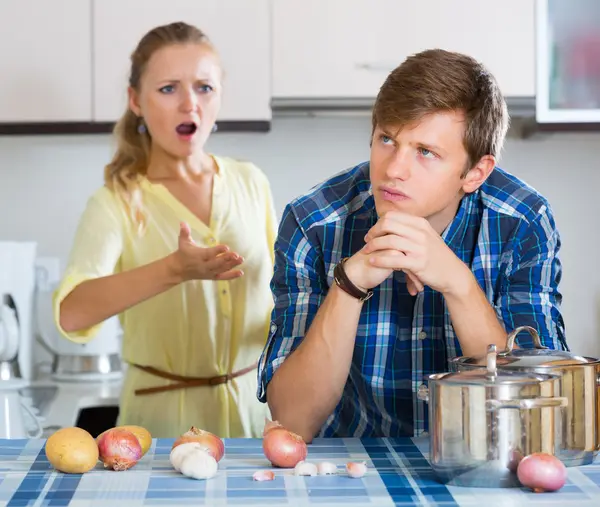 Man and  housewife having bad argument — Stock Photo, Image