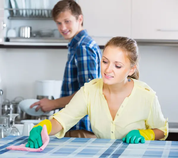 Pareja de limpieza en la cocina — Foto de Stock