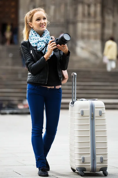 Jovem viajante feminino com câmera — Fotografia de Stock