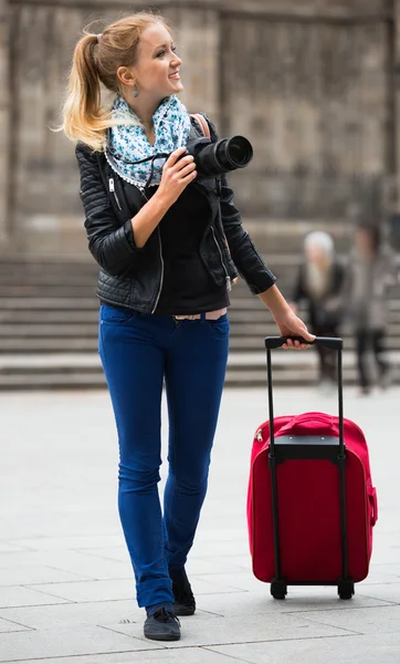 Menina tirando fotos de pontos turísticos na excursão da cidade — Fotografia de Stock