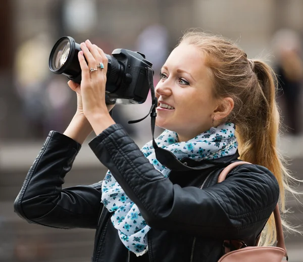 Glückliches Mädchen beim Fotografieren — Stockfoto
