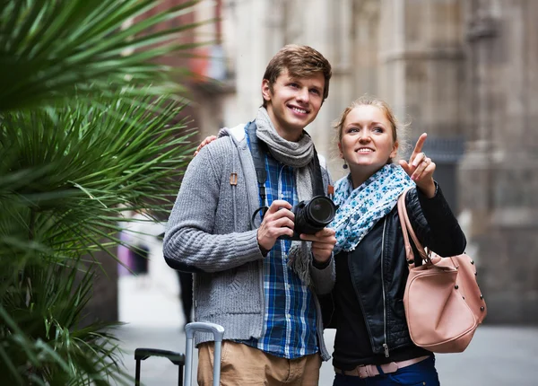 Casal de turismo e tirar fotos da cidade — Fotografia de Stock