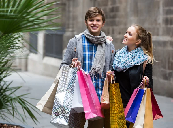Couple of travelers with shopping bags — Stock Photo, Image