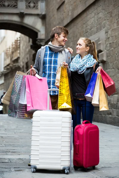 Casal de viajantes com sacos de compras — Fotografia de Stock