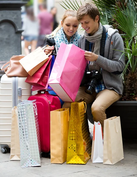 Turistas com sacos de compras — Fotografia de Stock