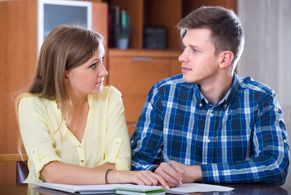 Ehepartner besprechen Konditionen für Bank — Stockfoto