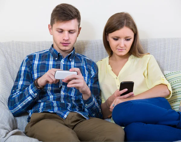Couple avec téléphones cellulaires — Photo