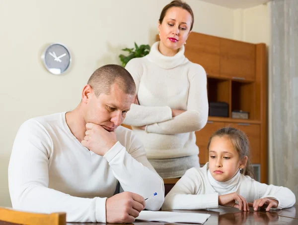 Triest familie financiële problemen — Stockfoto
