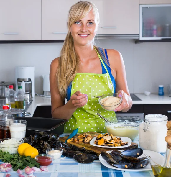 Woman preparing tigres espanol with mussels indoors — Stock Photo, Image