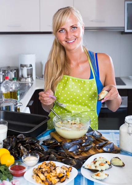 Girl cooking mussels croquettes — Stock Photo, Image