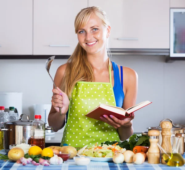 Young woman cooking vegetables — Stock Photo, Image