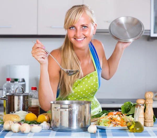 Mulher cozinhar legumes — Fotografia de Stock