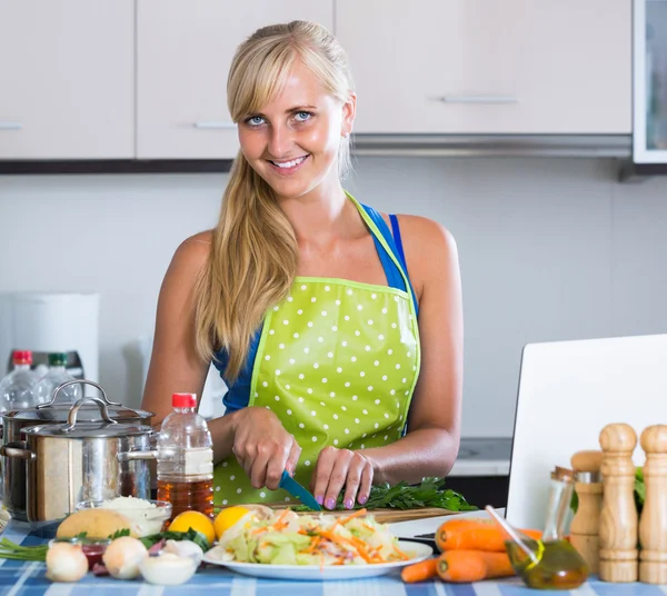 Ragazza che cucina verdure in cucina — Foto Stock