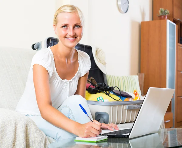 Girl with laptop and baggag — Stock Photo, Image