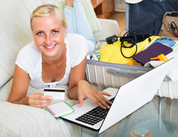 Menina com cartão de crédito e laptoo — Fotografia de Stock