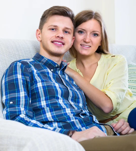 Mujer y hombre sentados en el sofá Fotos De Stock