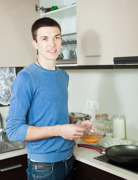 Hombre con masa y sartén — Foto de Stock