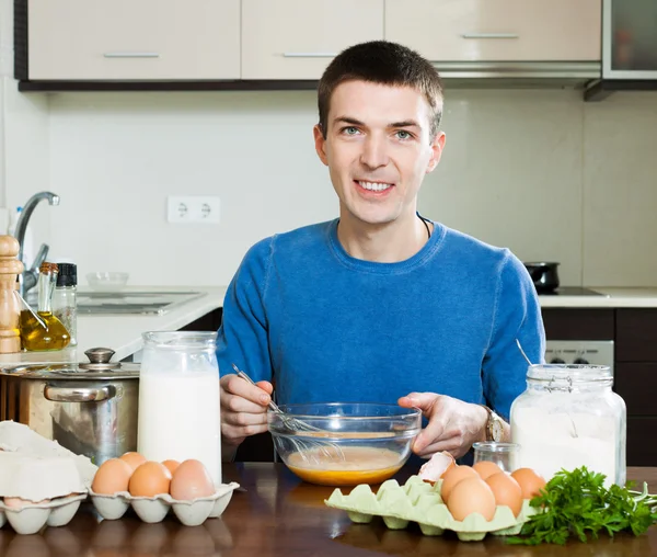 Smiling man in kitchen — Stock Photo, Image