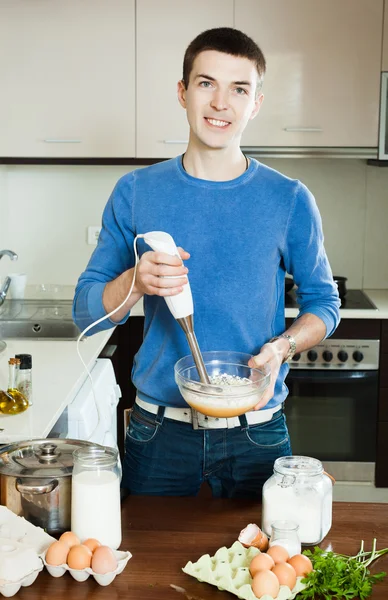 Guy cooking omelet with flour — Stock Photo, Image