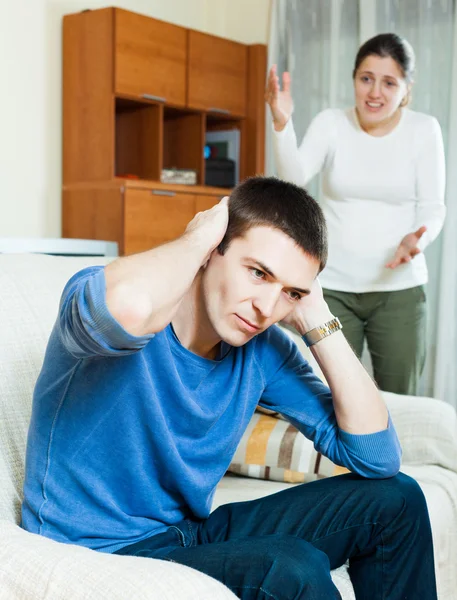 Guy and woman during quarrel — Stock Photo, Image