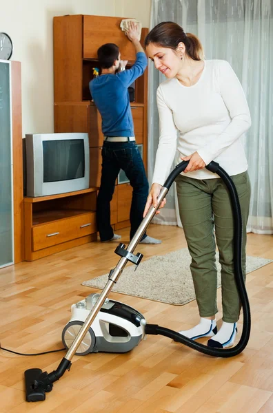 Hübsches Paar bei der Hausarbeit — Stockfoto