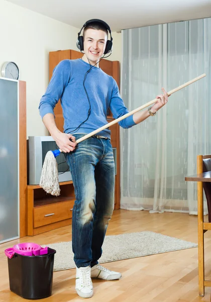 Cara jogando e limpeza no quarto — Fotografia de Stock