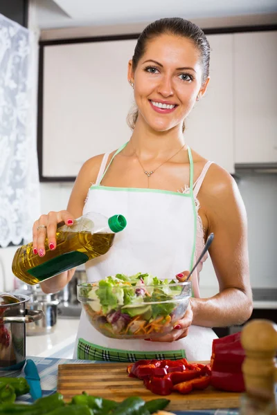 Girl preparing salad with vegetables — Stock Photo, Image