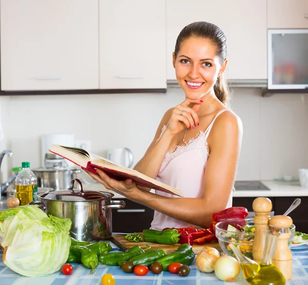 Cozinha feminina com legumes em casa — Fotografia de Stock