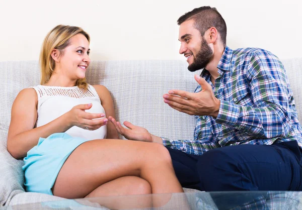 Couple talking at home — Stock Photo, Image