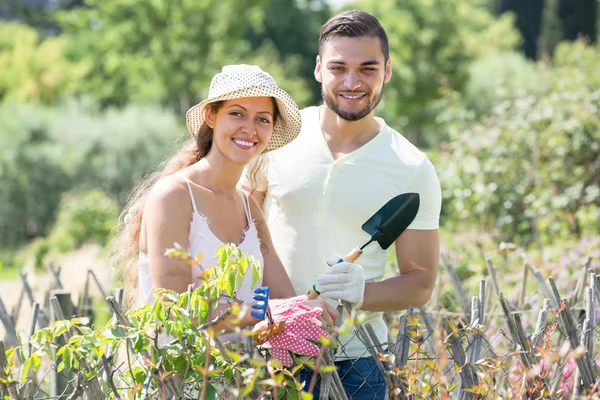 Paar zorg hun garde — Stockfoto