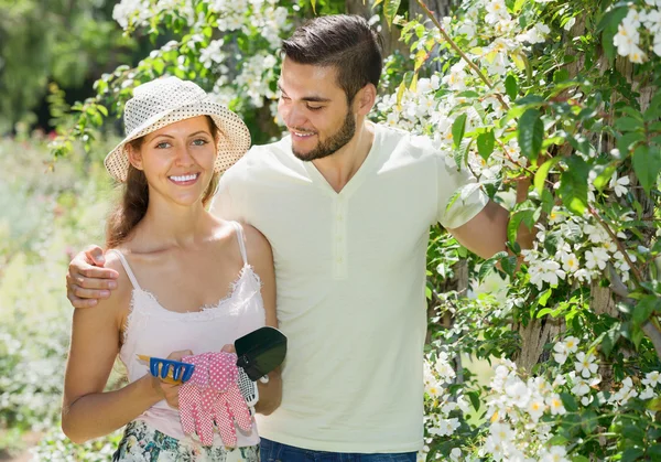 Jeune couple marié plantation de plantes — Photo